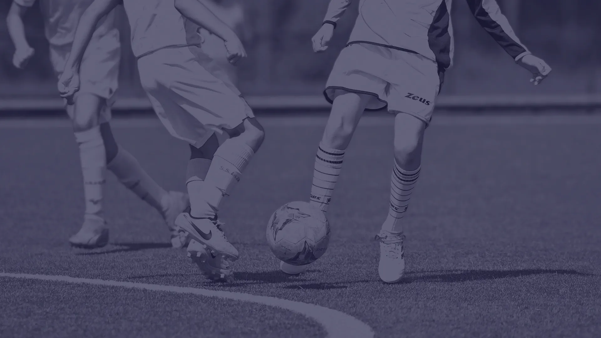 Ragazzi in campo che giocano a calcio, Foto in bianco e nero