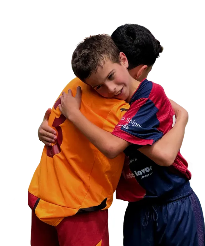 Due ragazzi di squadre opposte che si abbracciano