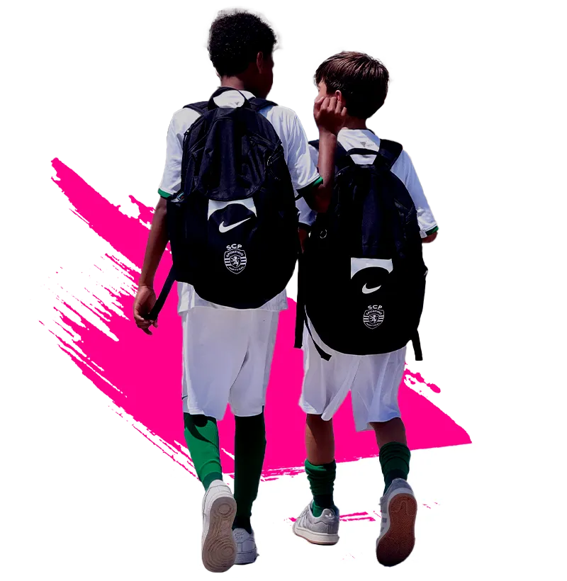 Due ragazzi di spalle con lo zaino del calcio che parlano