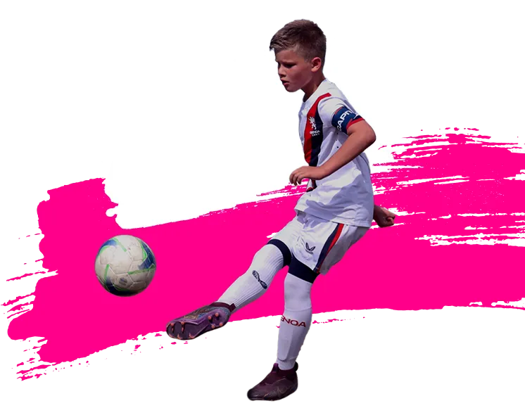 Giovane giocatore che tira il pallone