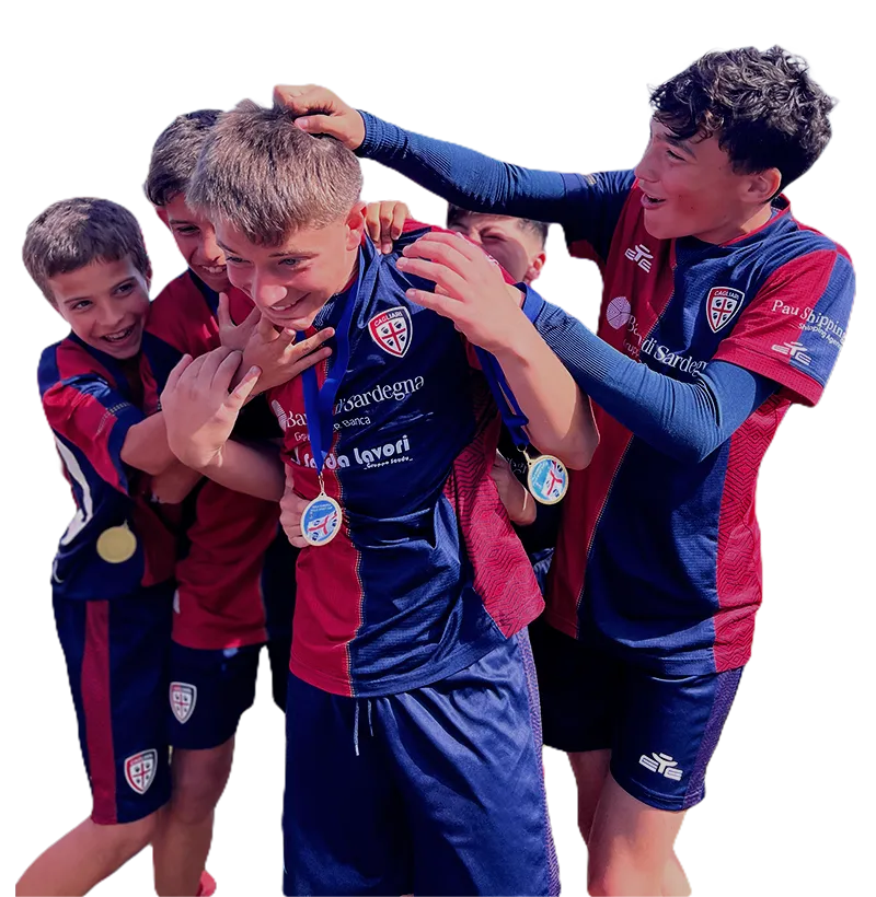 Squadra di giovani ragazzi con medaglia al collo che esultano per la vittoria