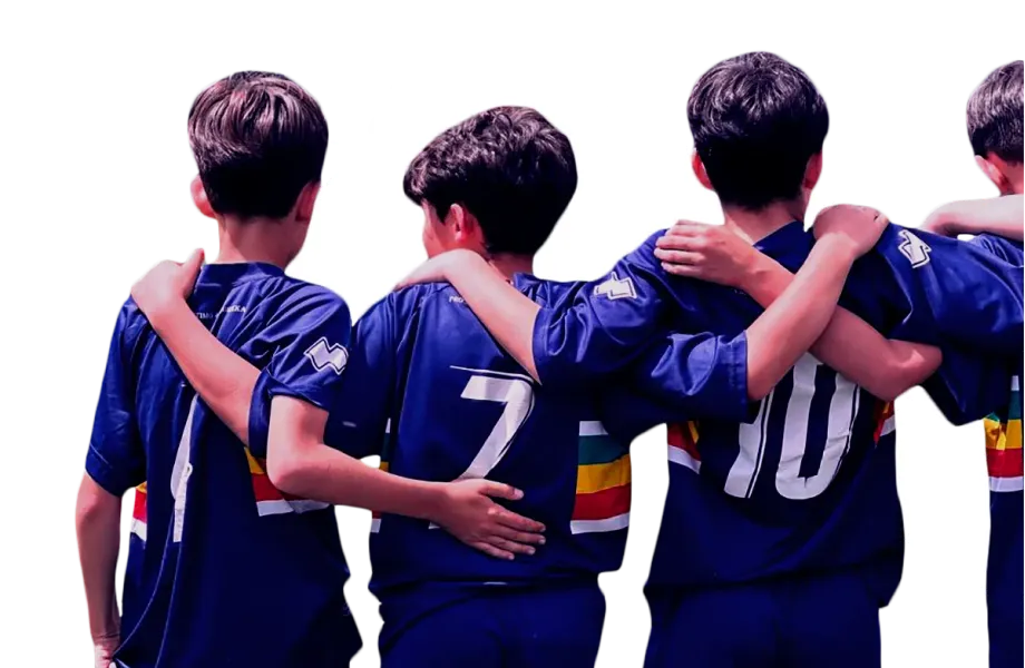 Giovani ragazzi presi di spalle  che si abbracciano